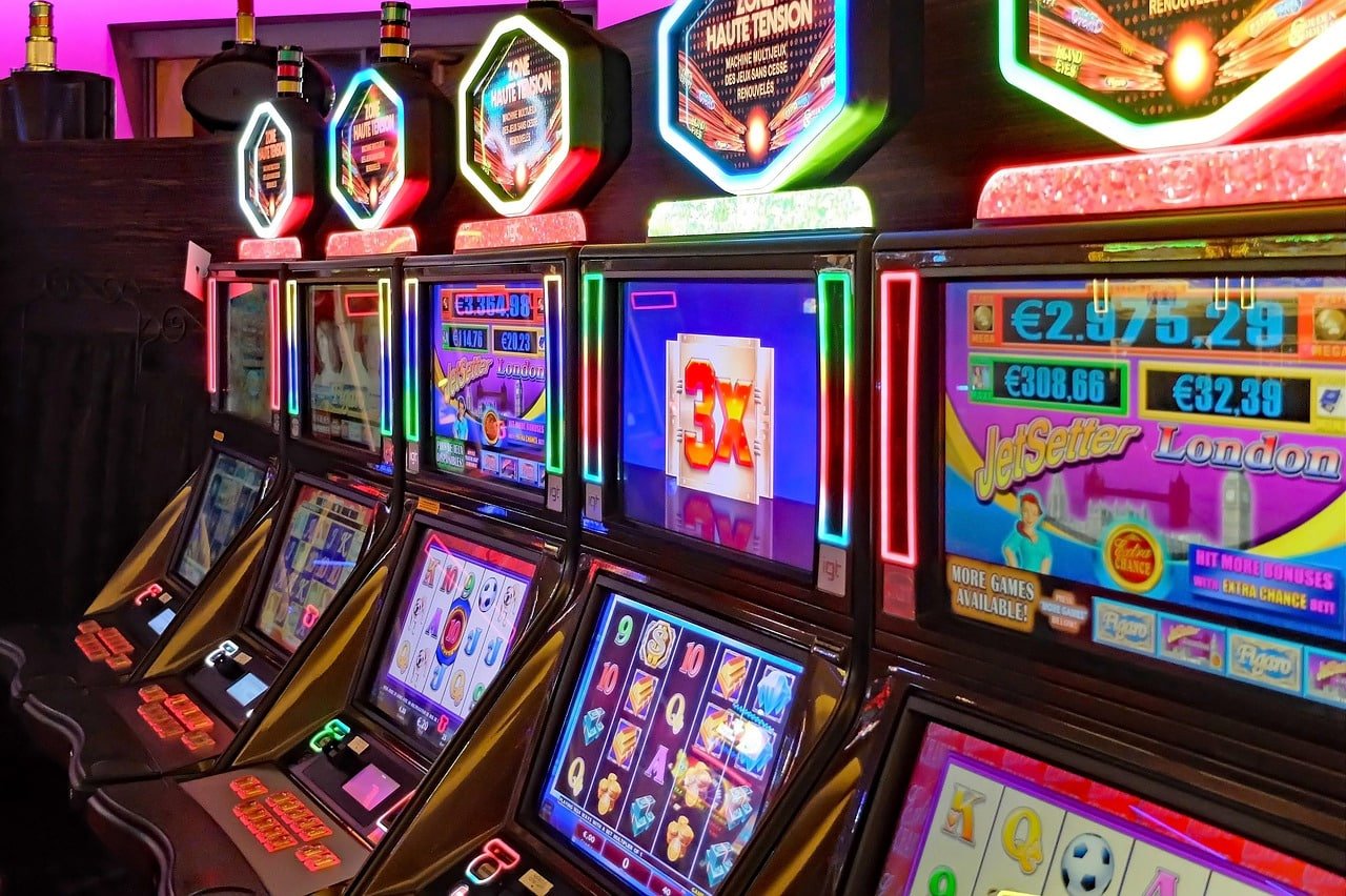 Slots ဂိမ်း Spin နေသောကစားသူ Mobile ဖြင့် ကစားနေသောမြင်ကွင်း